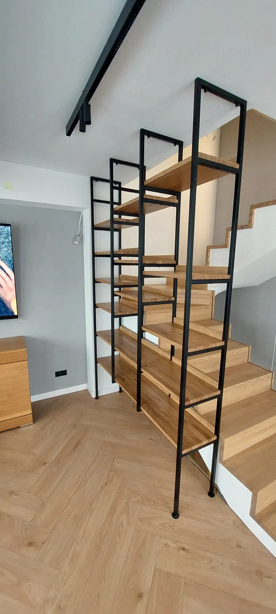 Regał z metalu i drewna przy schodach – zdjęcie 1 z 4