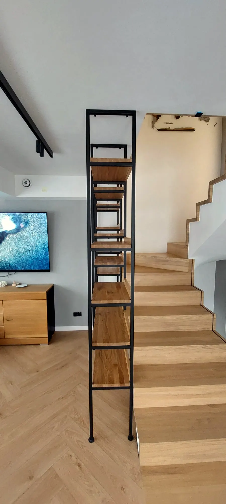 Regał z metalu i drewna przy schodach – zdjęcie 4 z 4