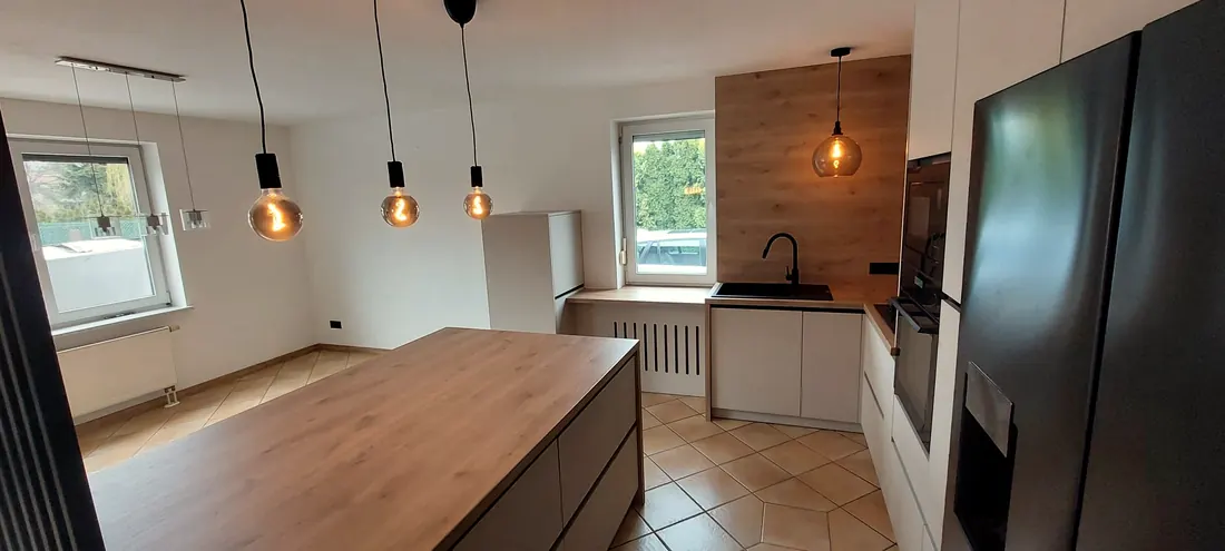 Kuchnia z wyspą i ścianką z czarnych lameli – zdjęcie 2 z 11
