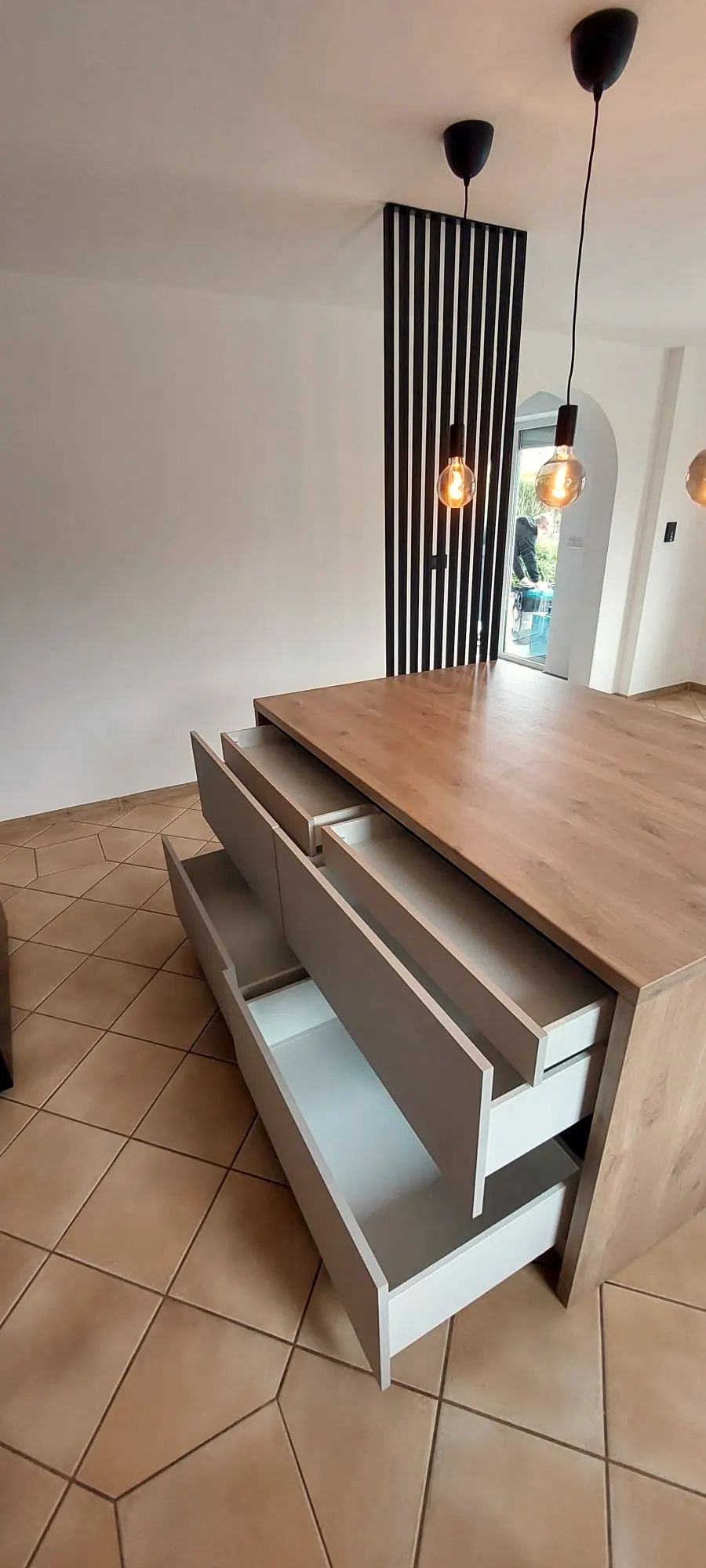 Kuchnia z wyspą i ścianką z czarnych lameli – zdjęcie 3 z 11