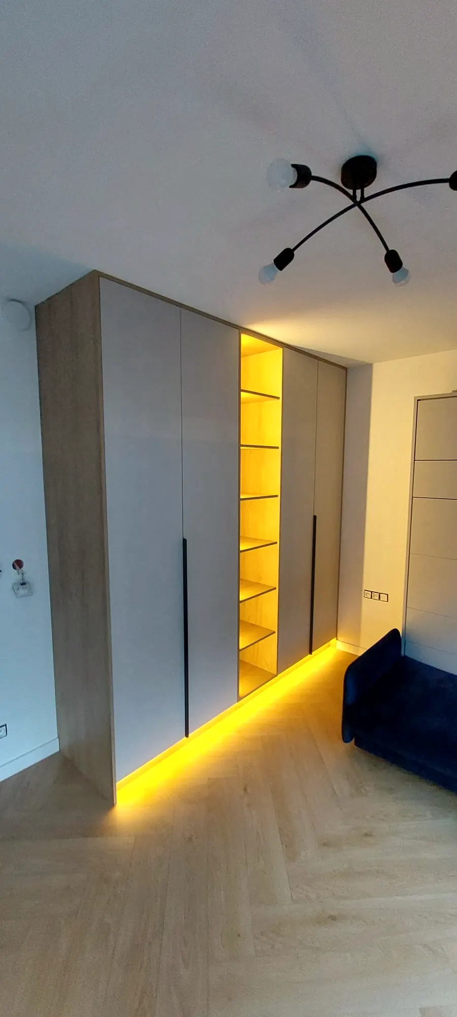 Szafy z podświetleniem LED – zdjęcie 1 z 5