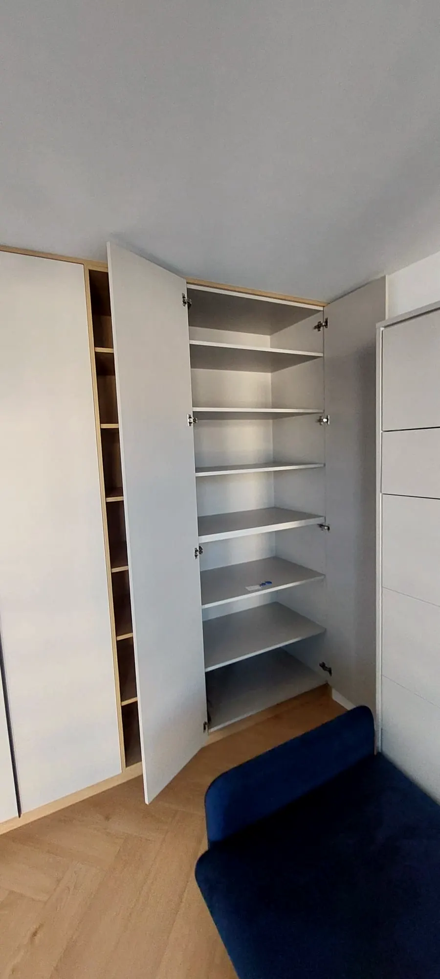 Szafy z podświetleniem LED – zdjęcie 3 z 5