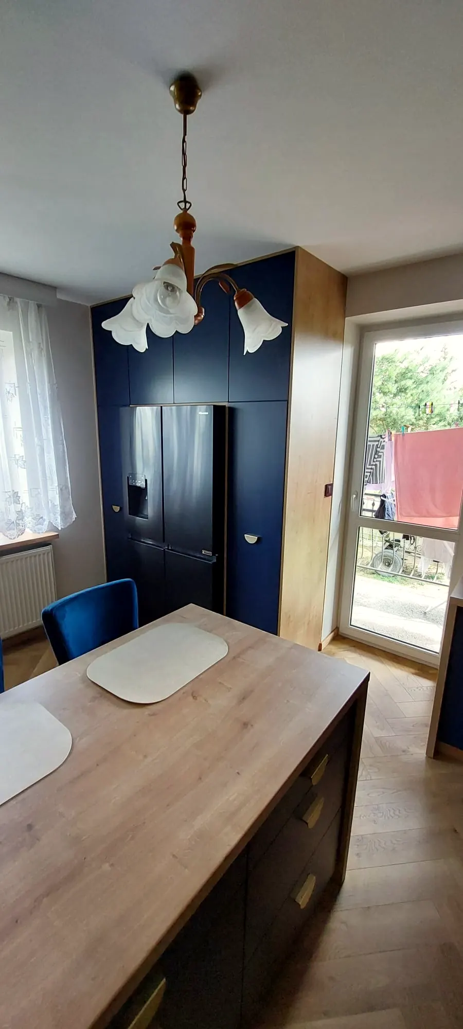 Granatowa kuchnia z wyspą – zdjęcie 1 z 7